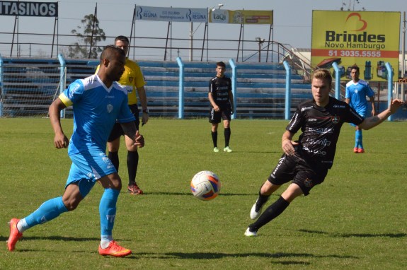 Lucas Crispim até tentou dar um pouco mais de qualidade para a peleia. (Foto: Lucas Gabriel Cardoso)