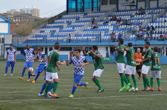William Prusch quase fez seu segundo em cobrança de falta que levou perigo ao goleiro Samuel. (Foto: Lucas Gabriel Cardoso)