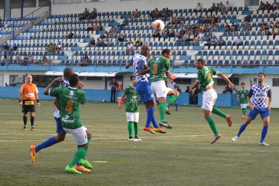Lance observado pelo público de um pouco mais de uma centena de pessoas. (Foto: Lucas Gabriel Cardoso)