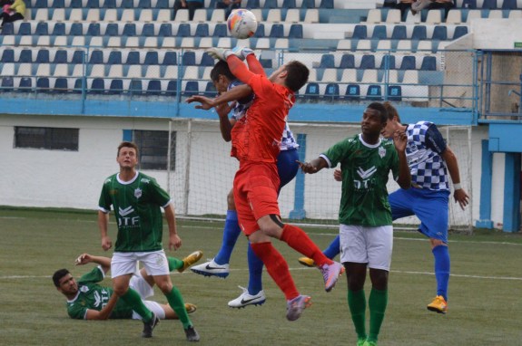 Falta bem assinalada pela bandeirinha Luiza Reis, em jogada que resultaria no segundo gol do São José. (Foto: Lucas Gabriel Cardoso)