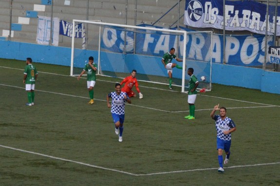 William Prusch recebeu sozinho dentro da pequena área e matou. 1x0 São José. (Foto: Lucas Gabriel Cardoso)