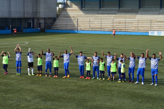É a primeira vez que eu vejo o Zequinha. O time de Porto Alegre entrou em campo com Fábio; Gabriel, Samuel, Luis Gustavo e David; Fred, William Prusch, Beto e Heliardo; Clayton e Lucas Castilho. (Foto: Lucas Gabriel Cardoso)