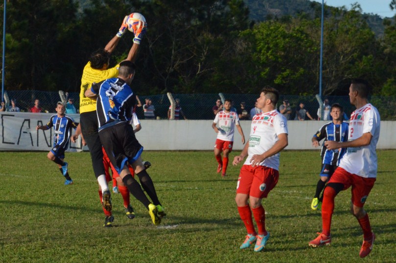Com o Grêmio Cachoeira precisando de dois gols para se classificar, o time se jogou ao ataque e tentou de todas as formas balançar as redes do seguro goleiro Jailson. (Foto: Lucas Gabriel Cardoso)