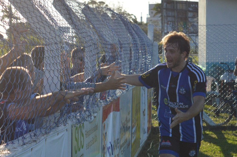 Alambrado. O elo entre a torcida e os jogadores durante os 90 minutos. (Foto: Lucas Gabriel Cardoso)