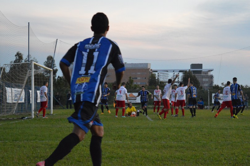 Resumo do segundo tempo: Grêmio Cachoeira jogando bolas na área e o VT Canto administrando o tempo. (Foto: Lucas Gabriel Cardoso)
