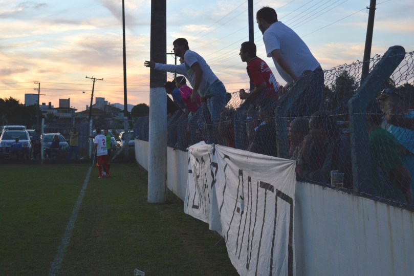 Gol levou a torcida do VT ao delírio. Pobre juizão, que teve que escutar de tudo por parte dos visitantes. A fúria da Fúria foi tamanha que a PM precisou intervir para restabelecer a paz. (Foto: Lucas Gabriel Cardoso)