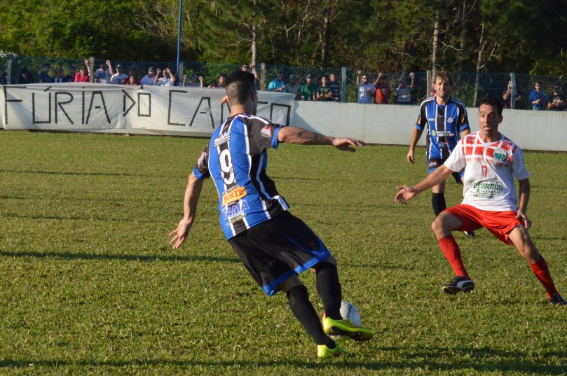 Apesar de estar em menor número, torcida Fúria do Canto fez bastante barulho com seus cantos. (Foto: Lucas Gabriel Cardoso)