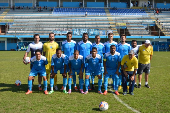 Jandrei; Tiago Ott, Gustavo, Brito e Fabinho; Paulo Vinícius, Lucas Santos, Diego e Lucas Crispim; Izaldo e Grafite. (Foto: Lucas Gabriel Cardoso)