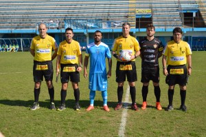 Trio de arbitragem composto por David Baquini, Michael Stanislau e Cleber Gilmar Flores. Marcello Ignácio Neto foi o quarto árbitro. (Foto: Lucas Gabriel Cardoso)