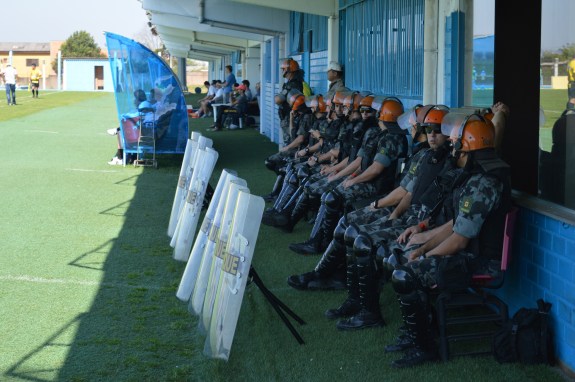 Um policial para cada três torcedores em Novo Hamburgo. A situação atual da Brigada Militar e do estado deve ser das melhores... (Foto: Lucas Gabriel Cardoso)