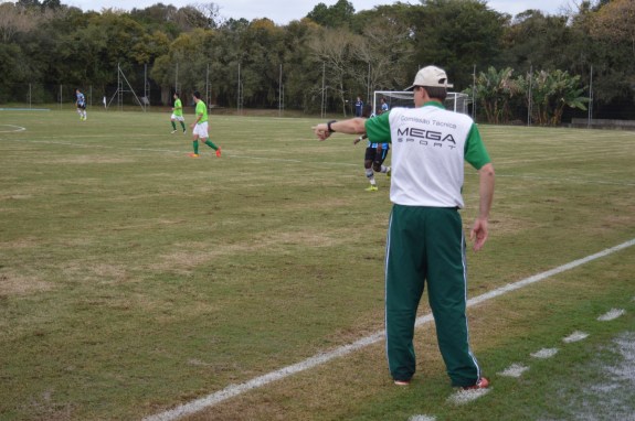 O Grêmio jogava com tamanha facilidade que deixava o técnico do Gaúcho desesperado à beira do gramado. (Foto: Lucas Gabriel Cardoso)