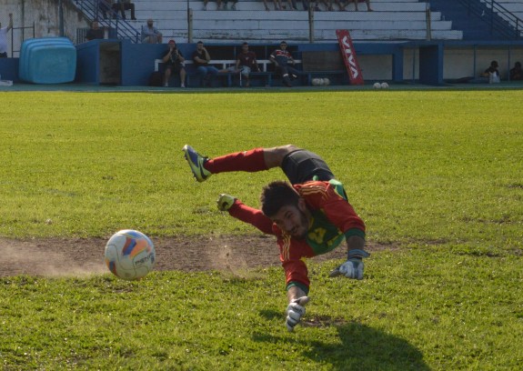 E olha que se não fosse o goleiro Henrique, a goleada poderia ter sido pior. (Foto: Lucas Gabriel Cardoso)