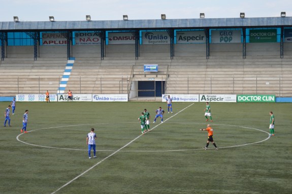 Só consegui adentrar a cancha aos 25 minutos do primeiro tempo, durante a parada técnica. Por isso, não consegui fazer as tradicionais fotos dos times posados. (Foto: Lucas Gabriel Cardoso) 