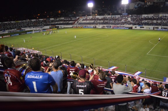 Banda grená não parou um minuto. (Foto: Lucas Gabriel Cardoso)