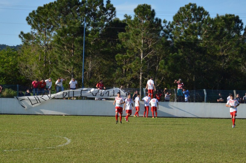 Tita abriu o placar e foi comemorar junto com a torcida no alambrado. (Foto: Lucas Gabriel Cardoso) 