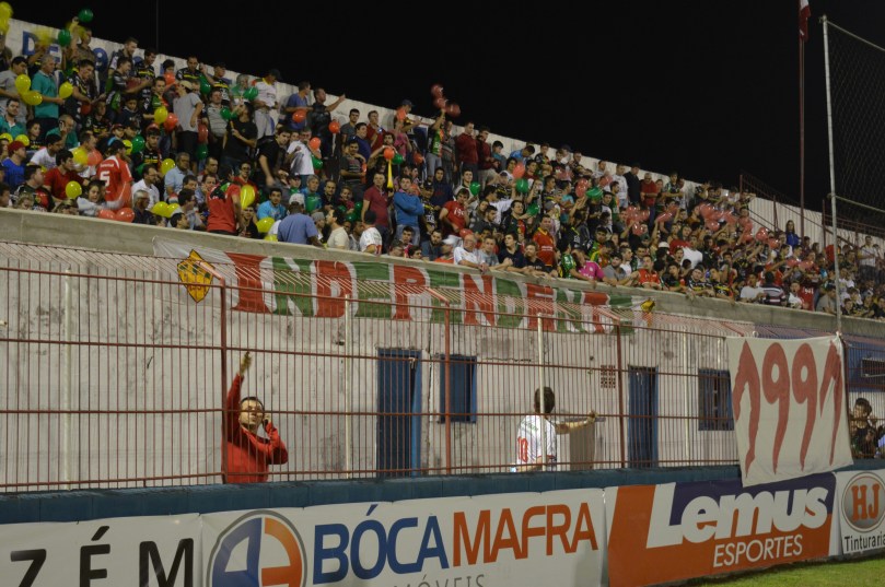 Torcida fez uma baita festa no Gigantinho. (Foto: Lucas Gabriel Cardoso)
