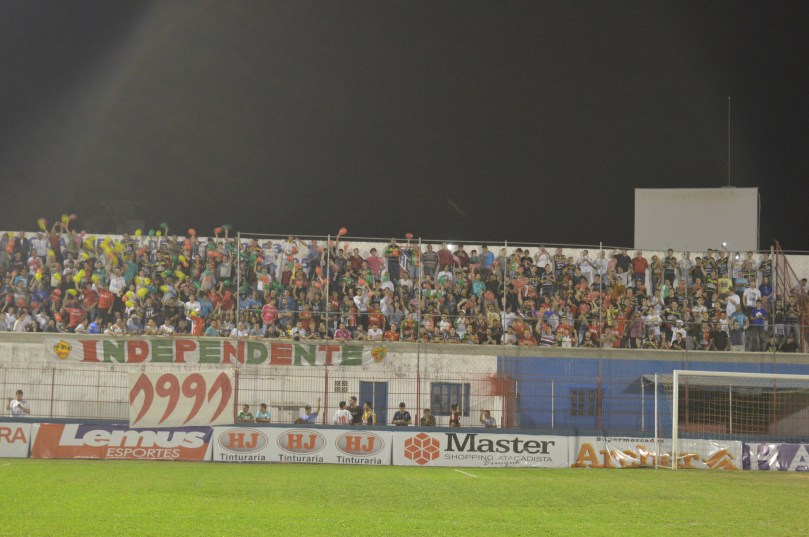 Setor atrás do gol esteve completamente lotado em plena noite de segunda-feira. (Foto: Lucas Gabriel Cardoso)