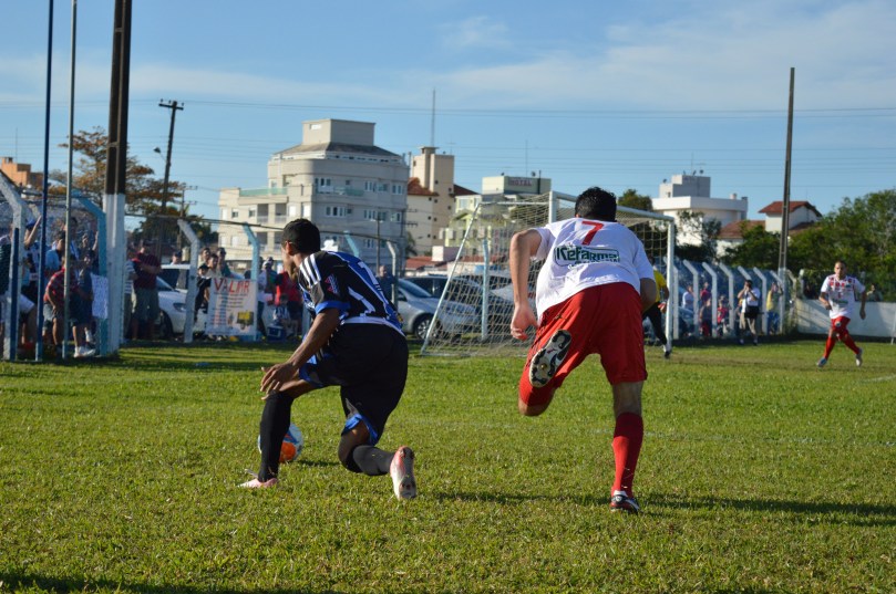 Na base da garra e da habilidade, Ziel deixou o marcador para trás. (Foto: Lucas Gabriel Cardoso)