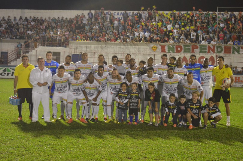 Foto eternizada pelo acesso. Em campo, o Brusque começou com Wanderson; João Neto, Rogélio, Cleyton e Flavinho; Carlos Alberto, Faísca e Elimoar; Paulinho, Tony e Eydison. (Foto: Lucas Gabriel Cardoso)