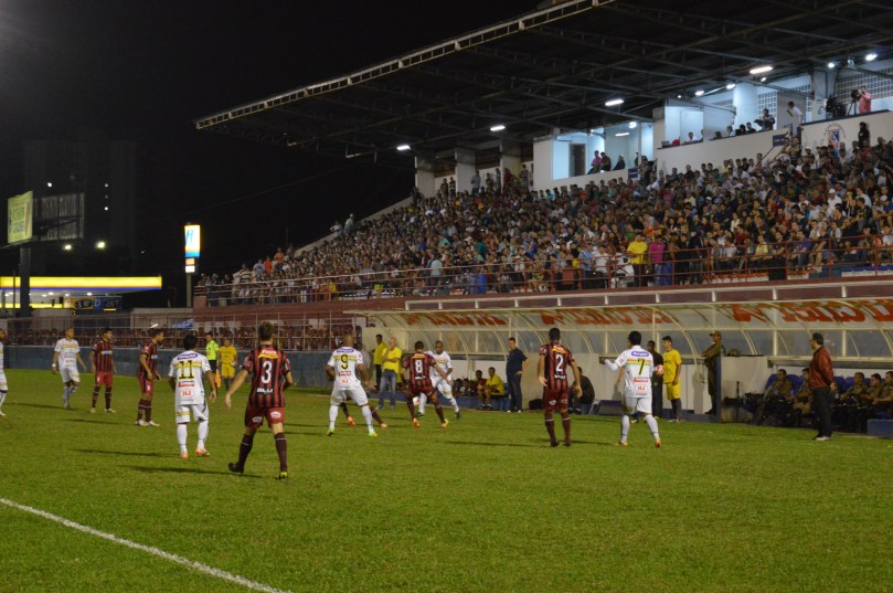 Augusto Bauer completamente lotado em plena segunda-feira à noite. (Foto: Lucas Gabriel Cardoso)