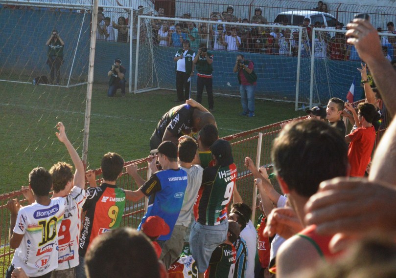 No segundo gol, o goleador quadricolor repetiu a ação, dessa vez com direito a abraço em um torcedor. Após, ele acabou recebendo o cartão amarelo, provando que as arbitragens estão cada vez mais chatas. (Foto: Lucas Gabriel Cardoso)