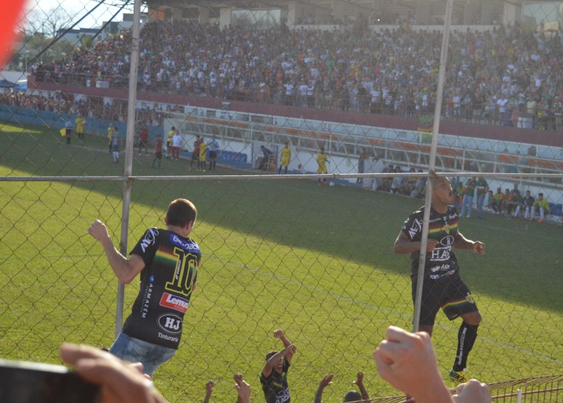 O matador Eydison escalou realmente bastante o alambrado para comemorar junto ao seu torcedores, após o primeiro gol. (Foto: Lucas Gabriel Cardoso)