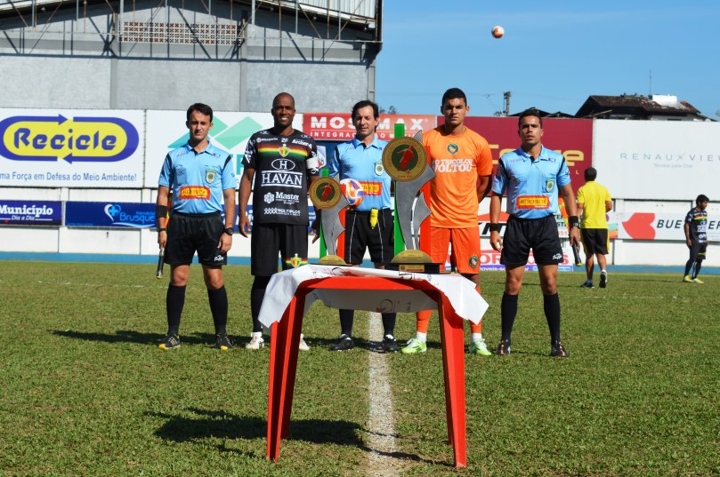 Em primeiro plano o objeto de desejo naquela tarde de domingo: a Taça Rubens Facchini, a ser entregue ao campeão. Atrás, os capitães com o trio de arbitragem, composto por Edmundo Alves do Nascimento, Diego Leonel Félix e Gianlucca Perrone.