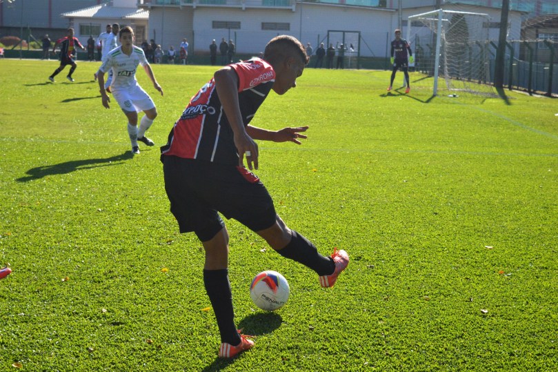 As melhores chances se sucederam pelo lado direito do ataque jequeano, com Adriano. (Foto: Lucas Gabriel Cardoso)