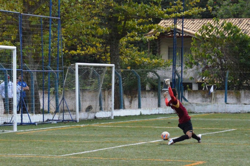 O goleiro Anderson se esticou, mas não conseguiu pegar o bom chute de Vinícius. (Foto: Lucas Gabriel Cardoso)
