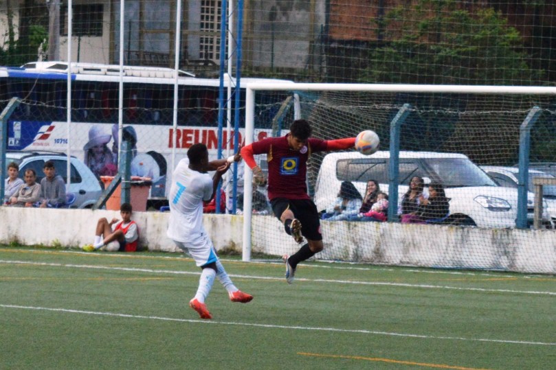 Em determinando momento, Anderson saiu extraordinariamente bem do gol, evitando o terceiro gol... (Foto: Lucas Gabriel Cardoso)