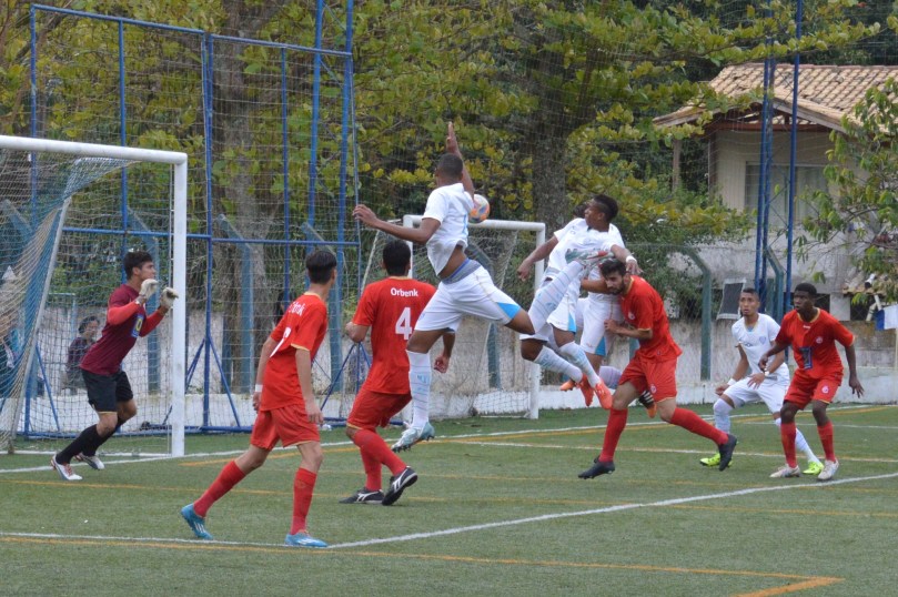 Melhores chegadas da equipe azurra foram pelos lados, porém nenhum cruzamento conseguiu ser finalizado para as redes. (Foto: Lucas Gabriel Cardoso)