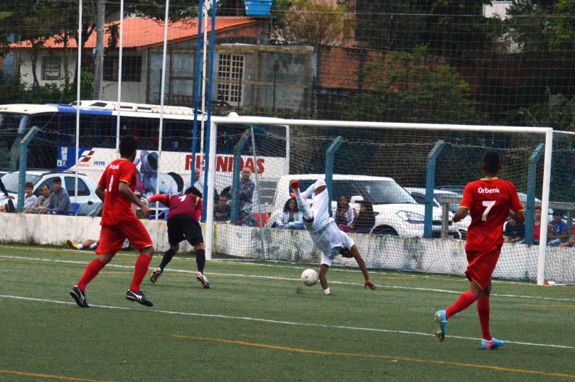 porém, logo depois, saiu de forma estapafúrdica, tirando tudo que tinha pela frente, seja a própria bola ou o jogador adversário. Pênalti e vermelho pro arqueiro. (Foto: Lucas Gabriel Cardoso)
