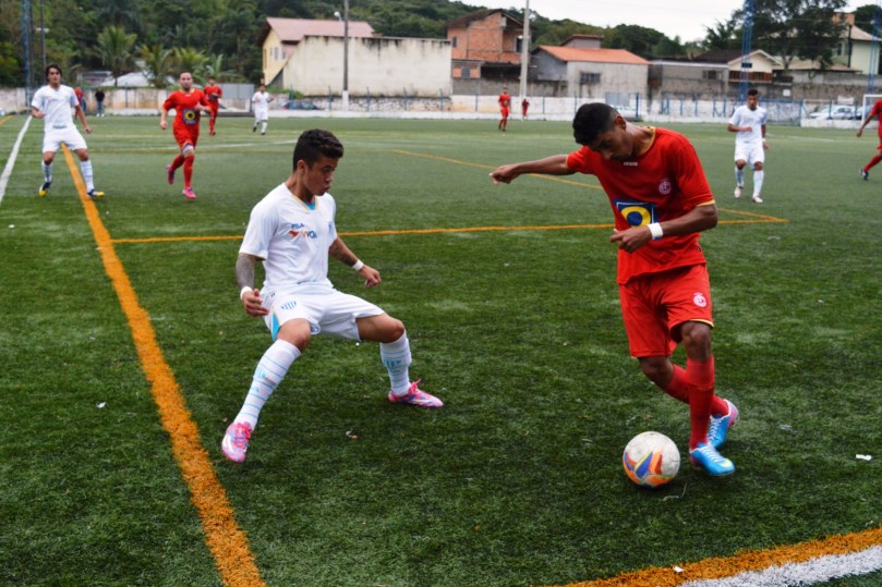 O jogo foi disputado sob o gramado sintético do Avante. Durante a semana, ele se transforma em 4 quadras de fut7, motivo das confusas marcações em amarelo. O jogo foi disputado sob o gramado sintético do Avante. Durante a semana, ele se transforma em 4 quadras de fut7, motivo das confusas marcações em amarelo. (Foto: Lucas Gabriel Cardoso)
