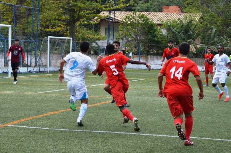 Juninho ia invadindo a área quando foi atropelado por Bruno. (Foto: Lucas Gabriel Cardoso)