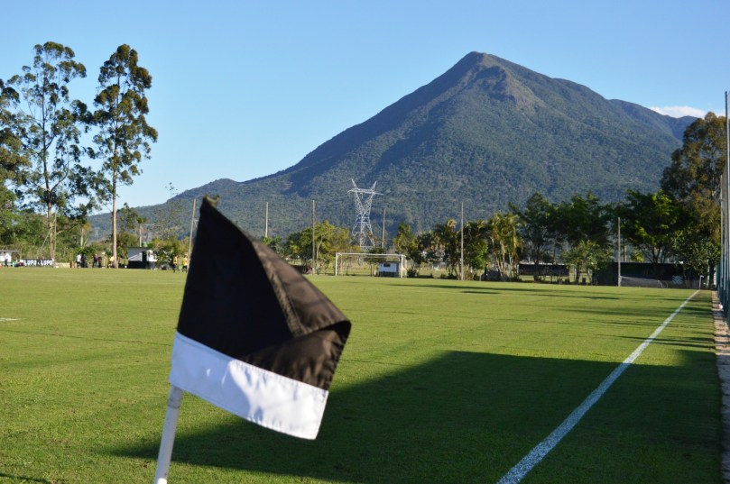 Mais uma vez o Morro do Cambirela se fez presente na paisagem de uma partida d'O Cancheiro. (Foto: Lucas Gabriel Cardoso)