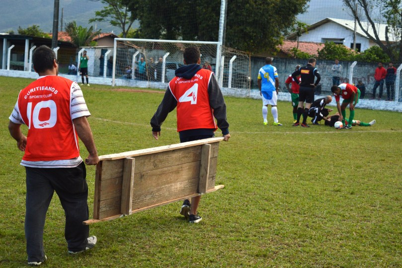Maqueiros improvisados momentos antes da partida. (Foto: Lucas Gabriel Cardoso)