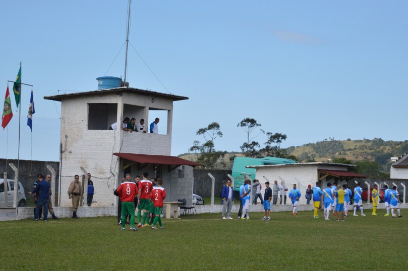 Uma hora de espera para a bola rolar. (Foto: Lucas Gabriel Cardoso)