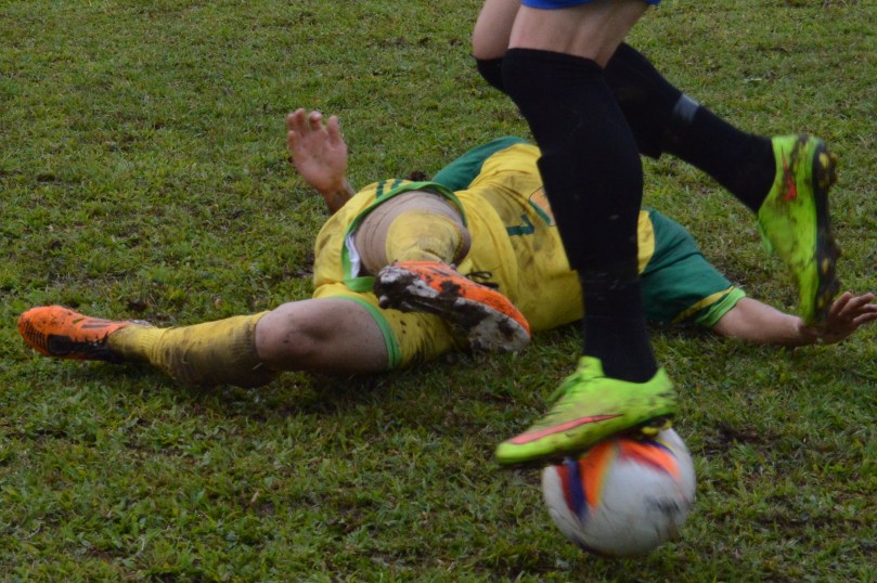 Juninho, autor do primeiro gol, entrando de carrinho. (Foto: Lucas Gabriel Cardoso)