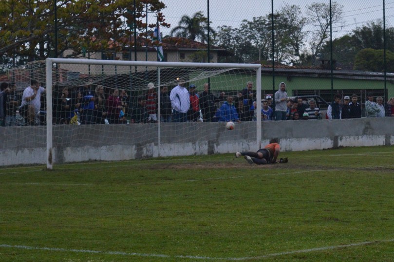 Petardo de Vitor Cruz encontrou o cantinho da goleira de João Vitor. (Foto: Lucas Gabriel Cardoso)