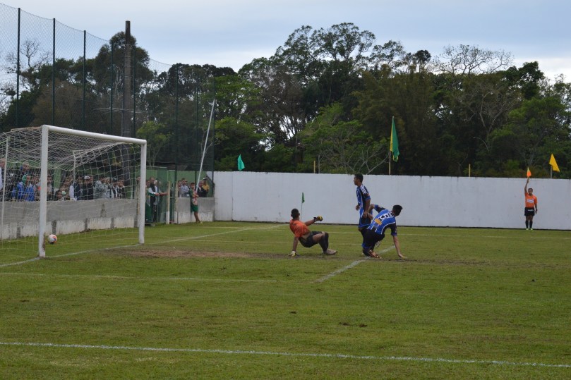 Felipe Rosino completou para o gol, mas o bandeirinha já assinalava o impedimento. (Foto: Lucas Gabriel Cardoso)