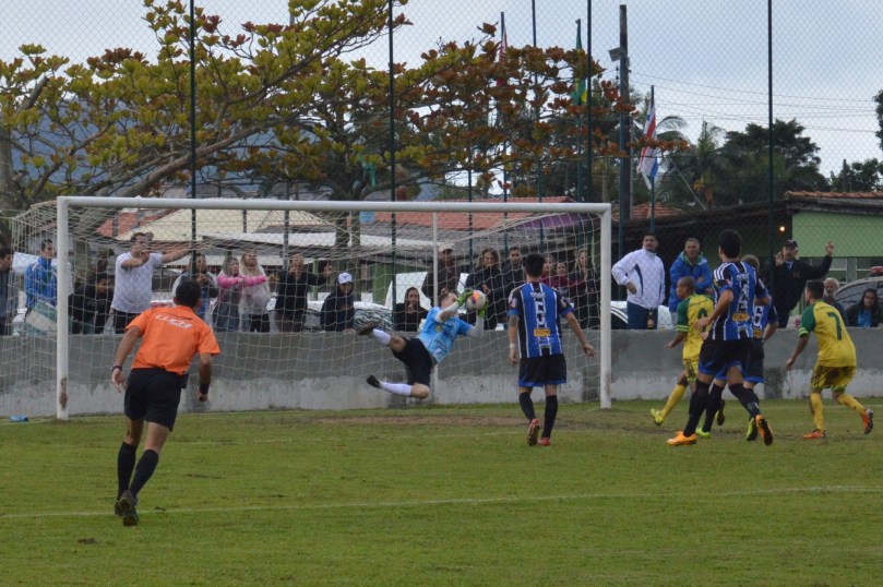 André Nicolodi fazendo uma plástica defesa. (Foto: Lucas Gabriel Cardoso)