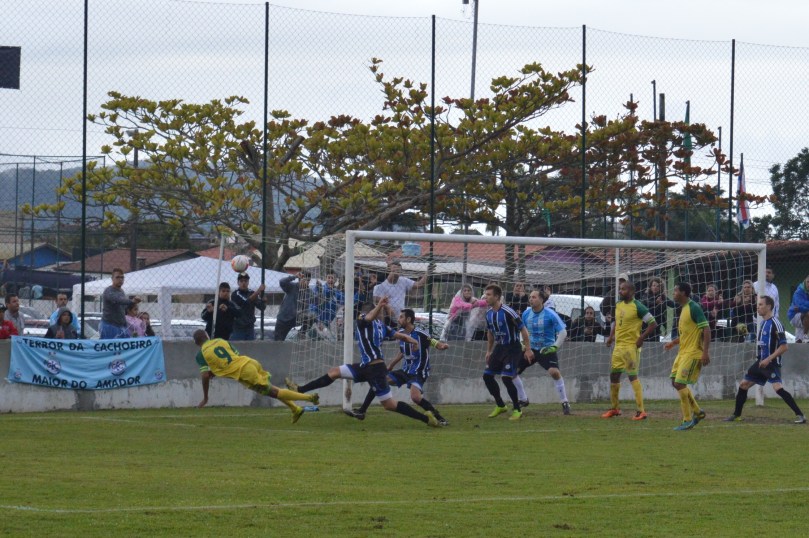 Chico se adiantou em relação a marcação e quase completou para o gol. (Foto: Lucas Gabriel Cardoso)