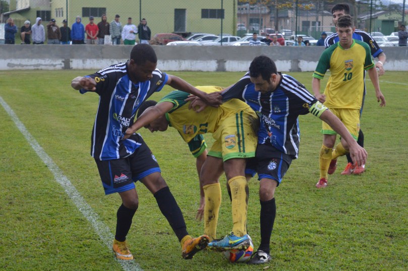 Grêmio entrou com tudo na busca de reverter o placar de 1 a 0 par ao Bandeirante, no jogo de ida. (Foto: Lucas Gabriel Cardoso)