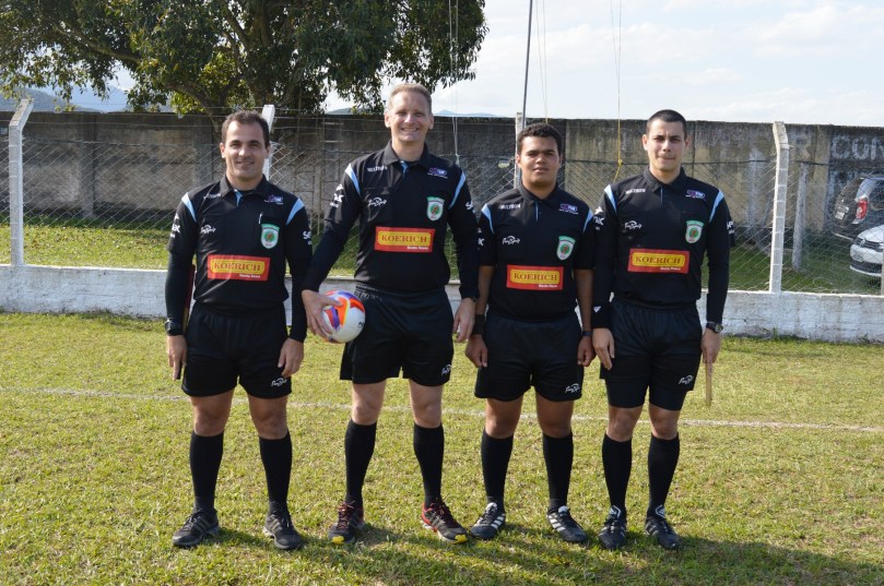Trio de arbitragem composto por Jayson Giorgio Bernardi, André Eduardo da Silveira e Alexandre Bittencourt. Jaison da Silveira foi o quarto árbitro. (Foto: Lucas Gabriel Cardoso)