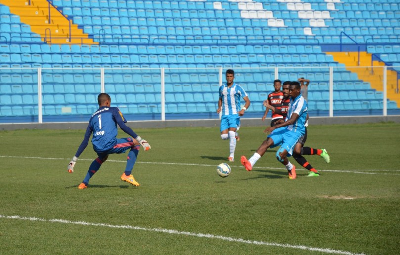 O Avaí dominou o começo do jogo, mas não conseguiu abrir o marcador. (Foto: Lucas Gabriel Cardoso)