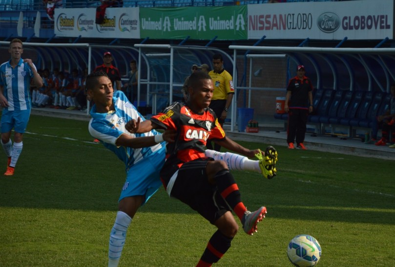 Raphinha e Lua em disputa de pela pelota. O jogo começou pegado! (Foto: Lucas Gabriel Cardoso)