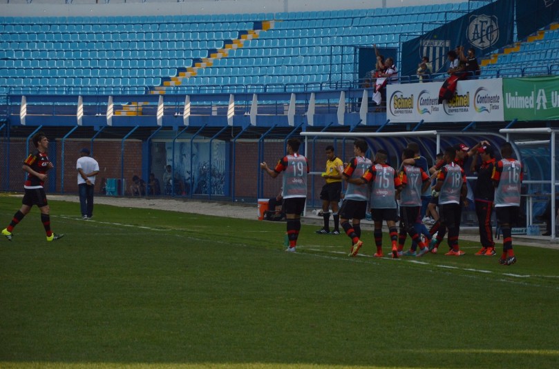 Pequena torcida do Flamengo e jogadores reservas comemorando o primeiro gol da partida. (Foto: Lucas Gabriel Cardoso)