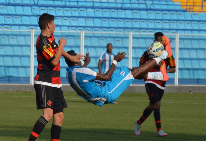 Caio soltou uma bicicleta de fora da área e quase surpreendeu o goleiro Batista. (Foto: Lucas Gabriel Cardoso)