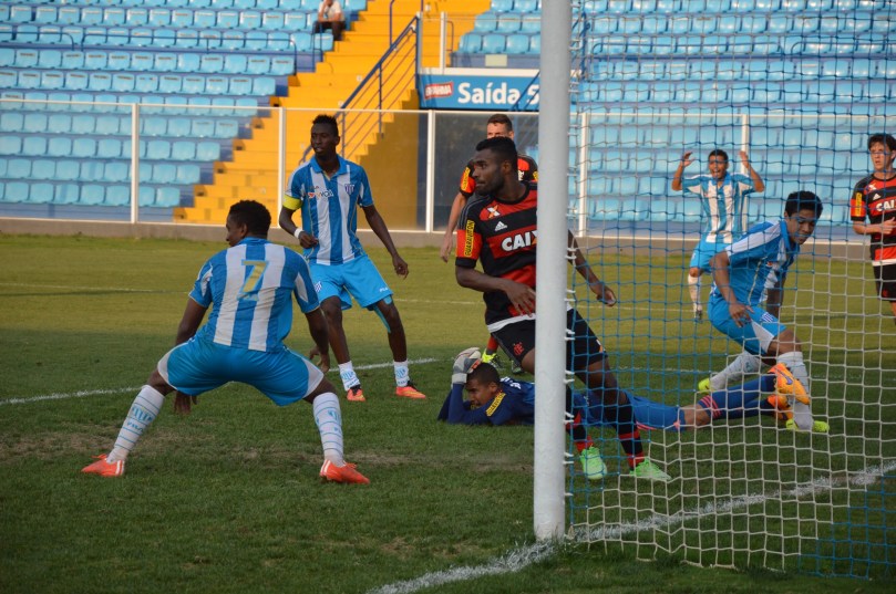 A tarde não era de sorte para o Avaí. Nesse lance, notem o desespero de Luiz Henrique, ao fundo, após cruzar e a bola passar por 3 atacantes e não entrar. (Foto: Lucas Gabriel Cardoso)