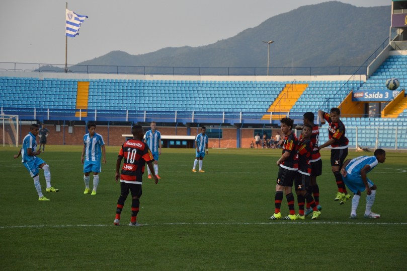 A falta cobrada por Raphinha bateu na trave e nas costas do goleiro, mas foi para escanteio. (Foto: Lucas Gabriel Cardoso)